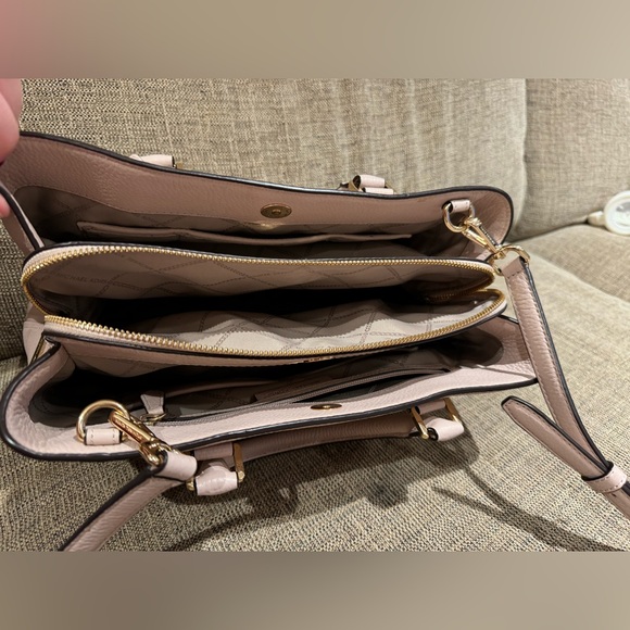 Large Michael Kors purse - Picture 3 of 4